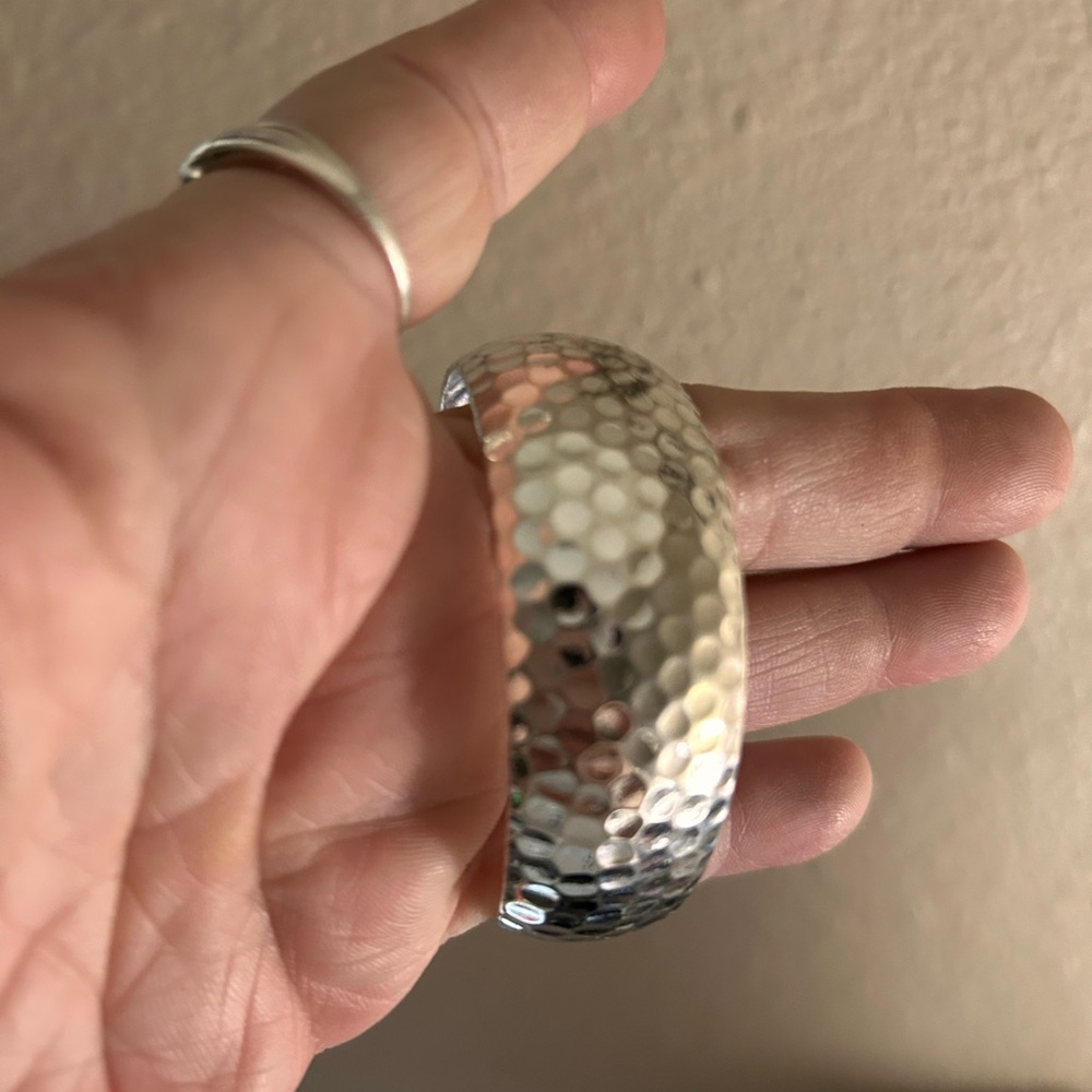 Elegant Silver Hammered Bracelet - Picture 5 of 8